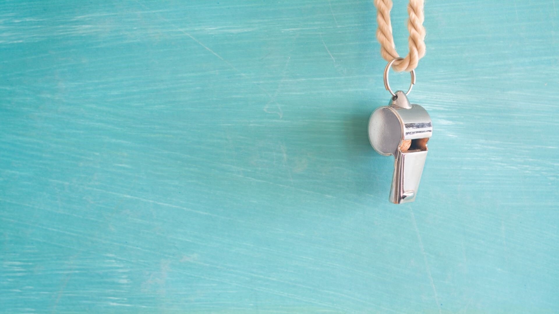 en_trillerpfeife-gespiegelt-hinweisgebersystem_1920x1080